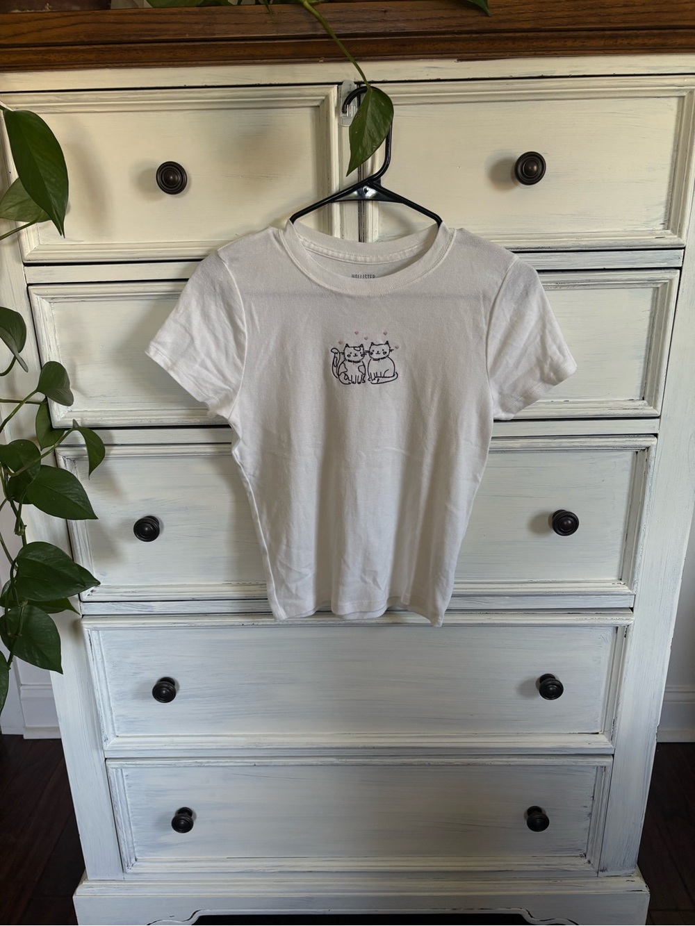 Hollister White Short Sleeve Tee with Small Cat Graphic Embroidered